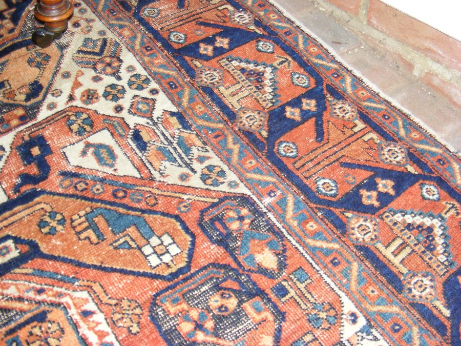 A Middle Eastern rug with geometric border - Image 7 of 8