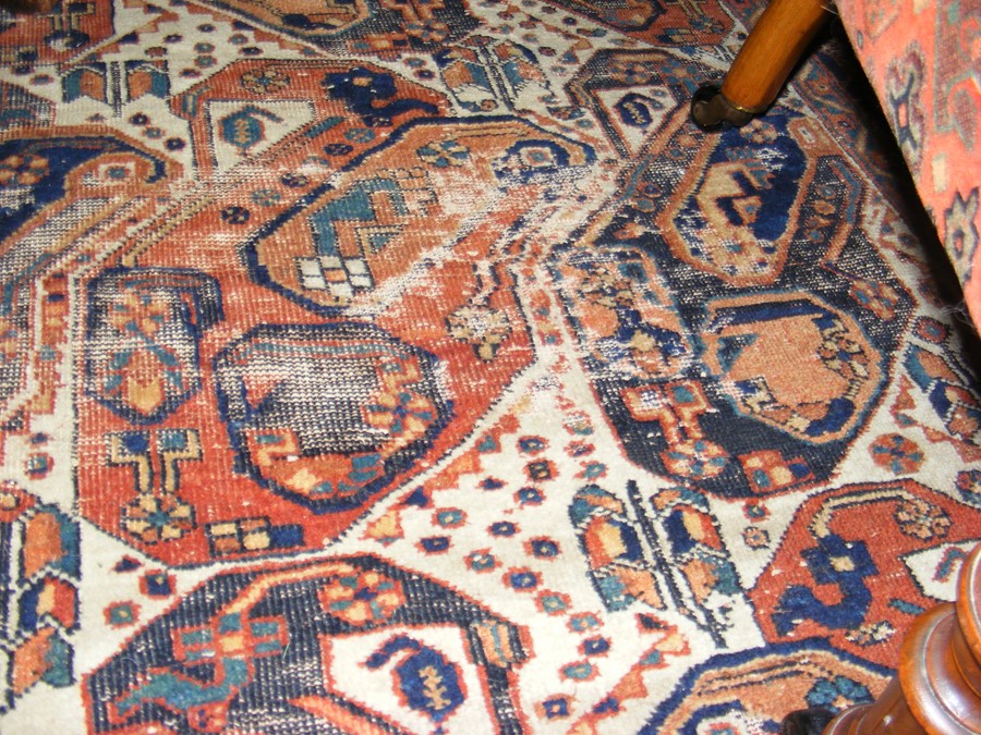 A Middle Eastern rug with geometric border - Image 2 of 8