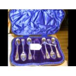 A cased set of six silver teaspoons with sugar ton
