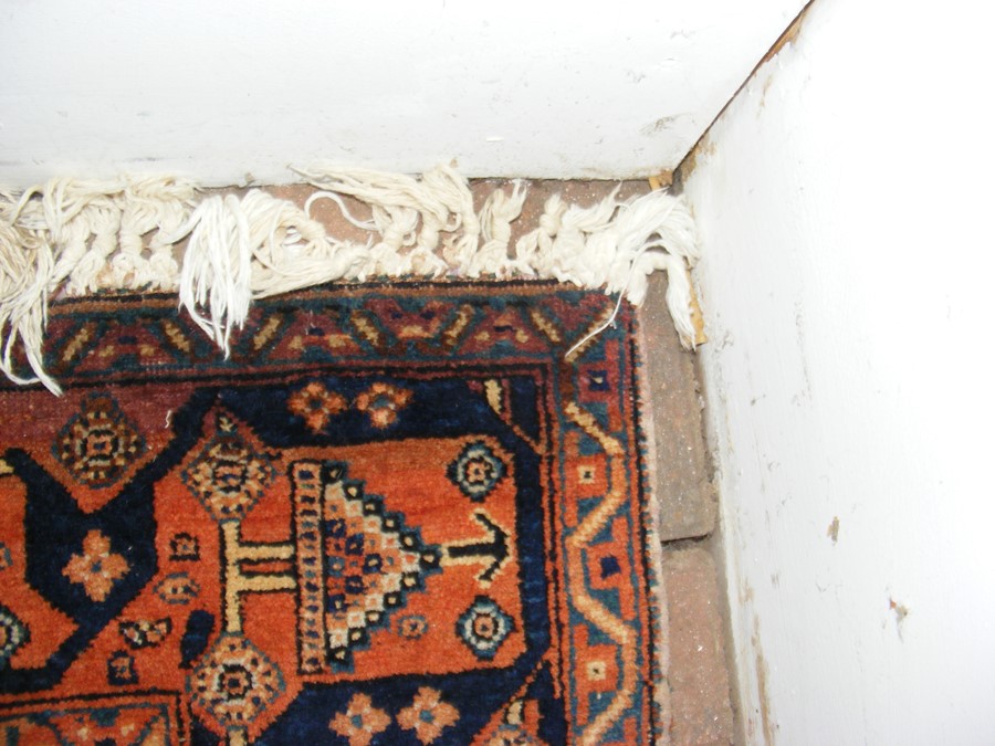 A Middle Eastern rug with geometric border - Image 8 of 8