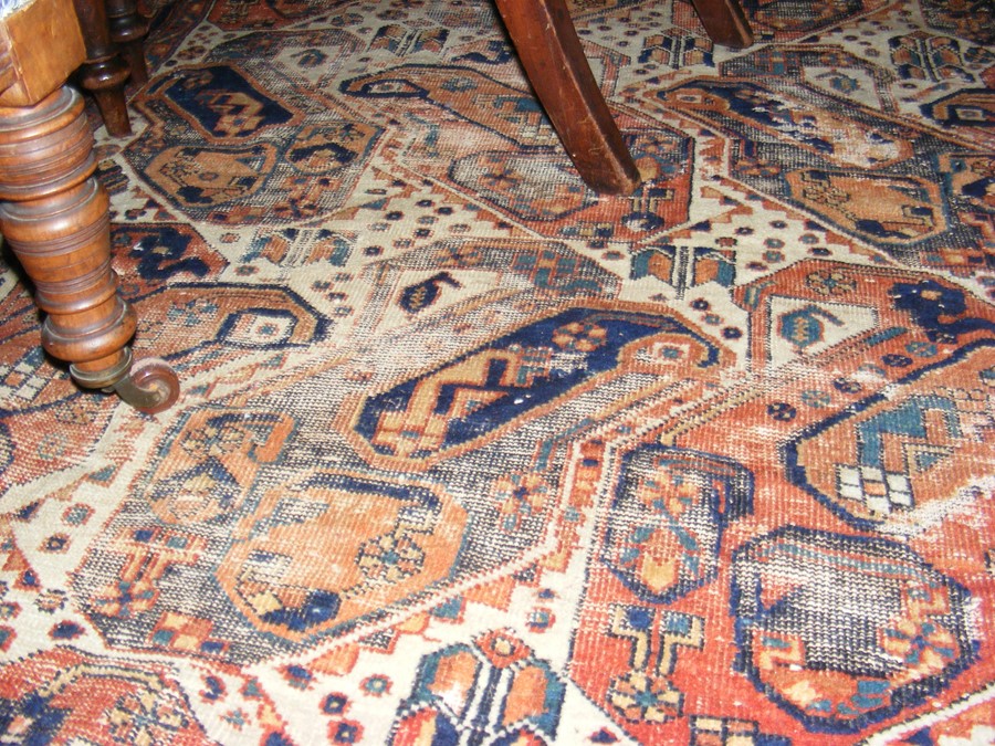 A Middle Eastern rug with geometric border - Image 3 of 8