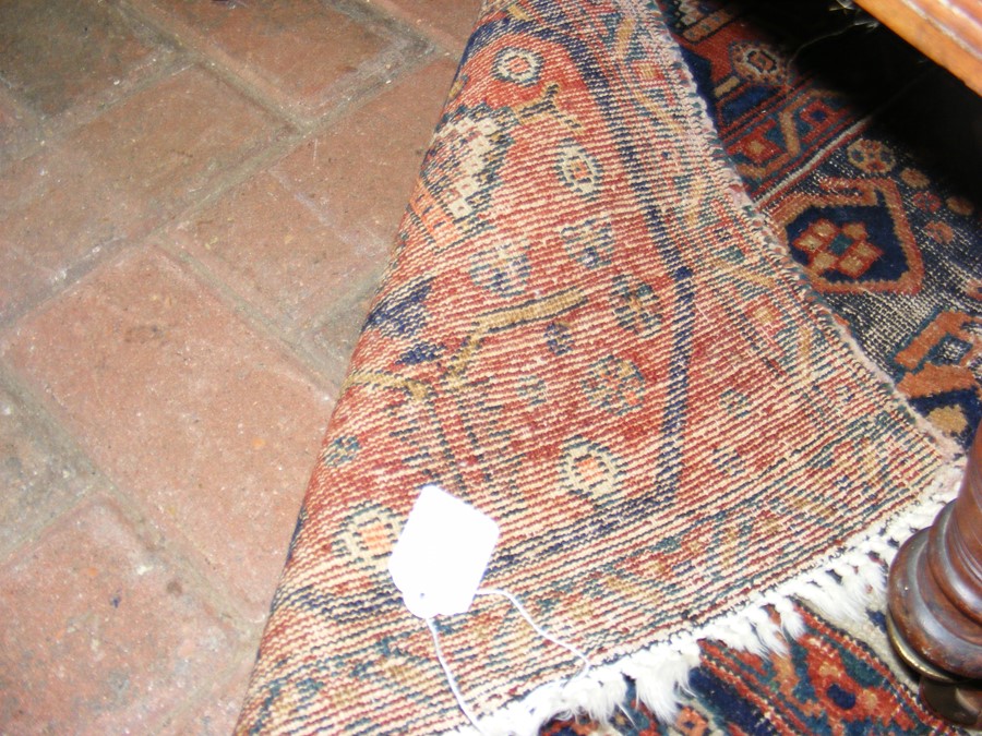 A Middle Eastern rug with geometric border - Image 5 of 8