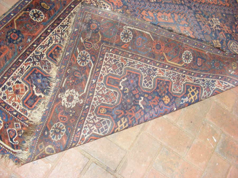 A Middle Eastern rug with geometric border - 164cm - Image 3 of 3