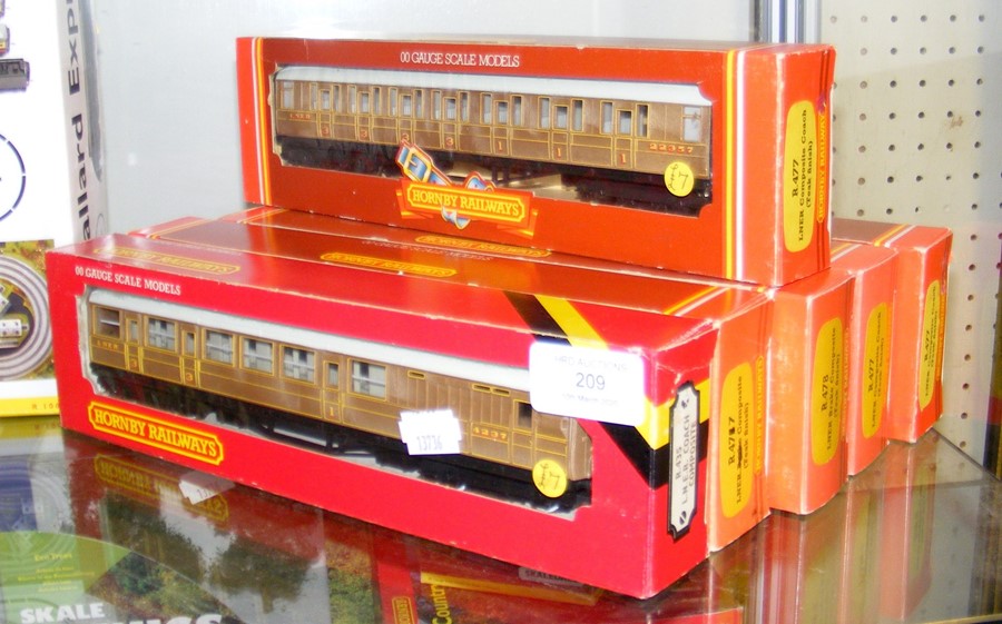 Six Hornby LNER Composite Coaches - R477 x 4,