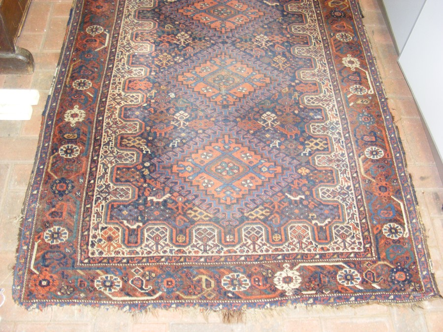 A Middle Eastern rug with geometric border - 164cm - Image 2 of 3