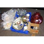 Various collectable ceramic and glassware, includi