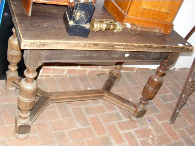 An oak bulbous refectory style table - 106cm x 60c