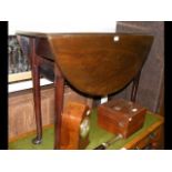 A Georgian mahogany pad foot drop-leaf table - 95c