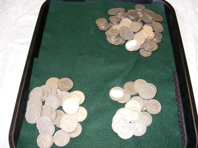 Various collectable coinage, including crowns and