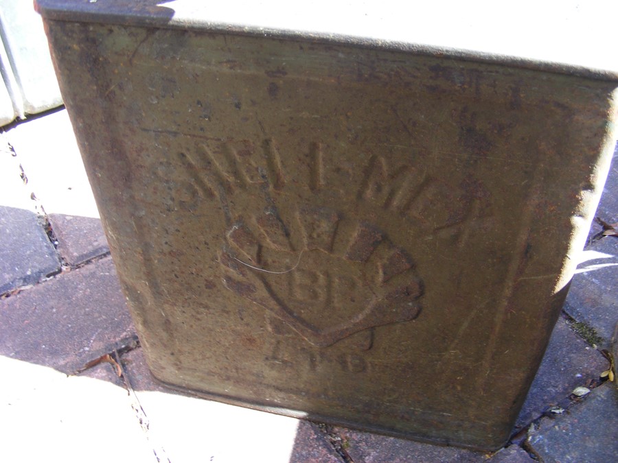 A selection of vintage Shell and other petrol cans - Image 29 of 33