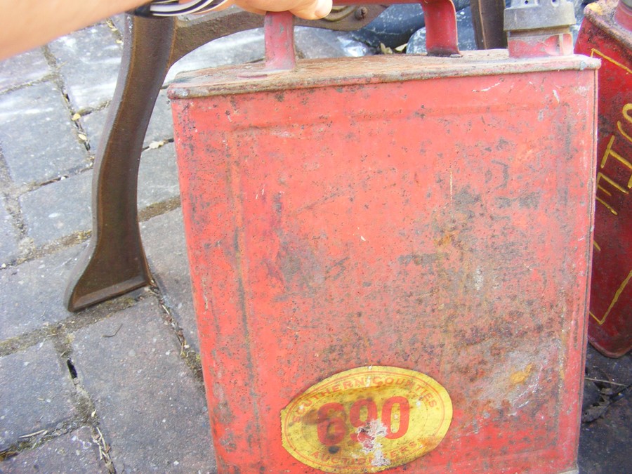 A selection of vintage Shell and other petrol cans - Image 6 of 33