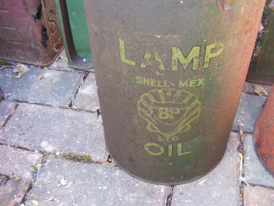 A selection of vintage Shell and other petrol cans - Image 13 of 33