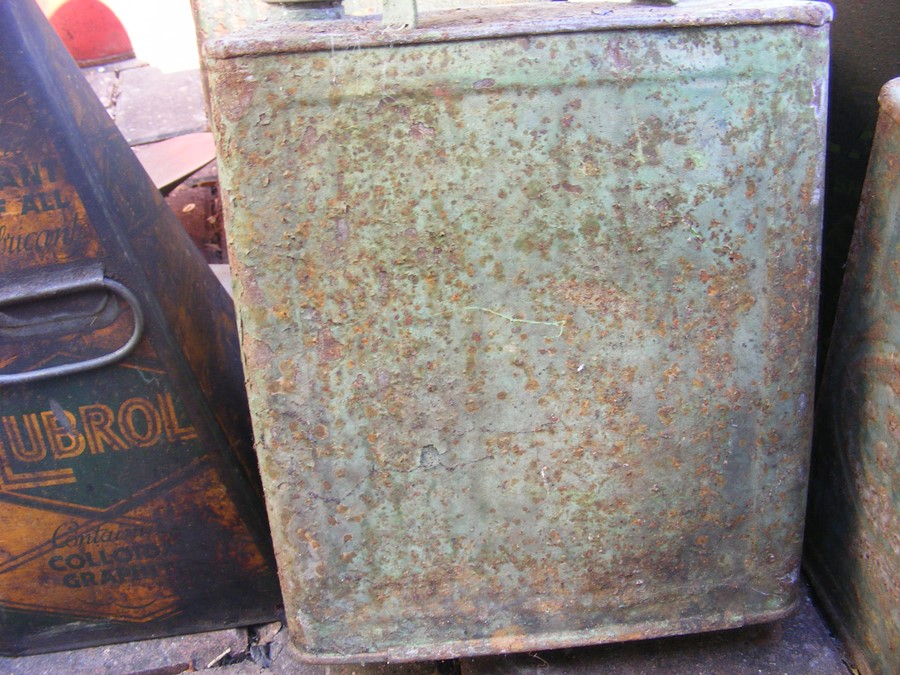 A selection of vintage Shell and other petrol cans - Image 21 of 33