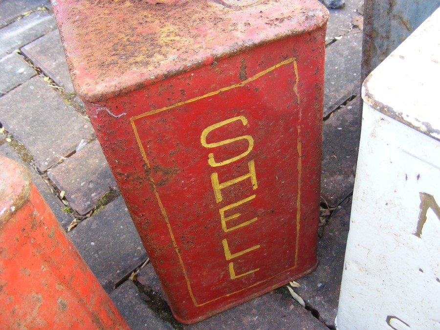 A selection of vintage Shell and other petrol cans - Image 9 of 33