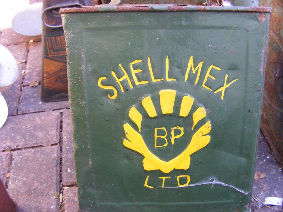 A selection of vintage Shell and other petrol cans - Image 18 of 33