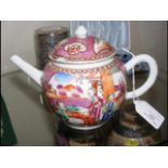 An 18th century Chinese teapot - Famille Rose