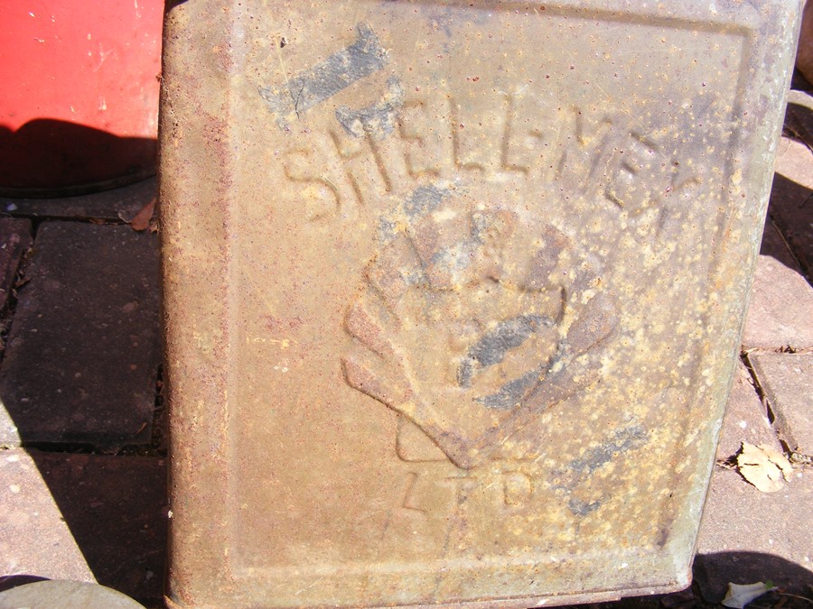 A selection of vintage Shell and other petrol cans - Image 27 of 33