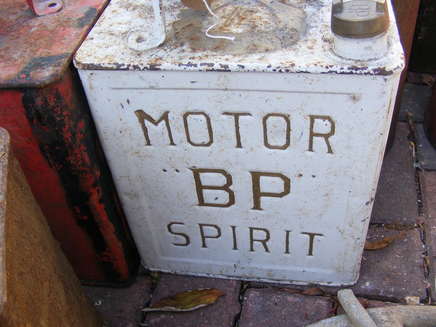 A selection of vintage Shell and other petrol cans - Image 4 of 33