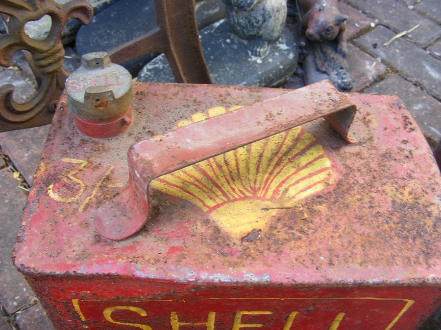 A selection of vintage Shell and other petrol cans - Image 8 of 33