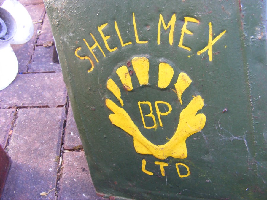 A selection of vintage Shell and other petrol cans - Image 20 of 33