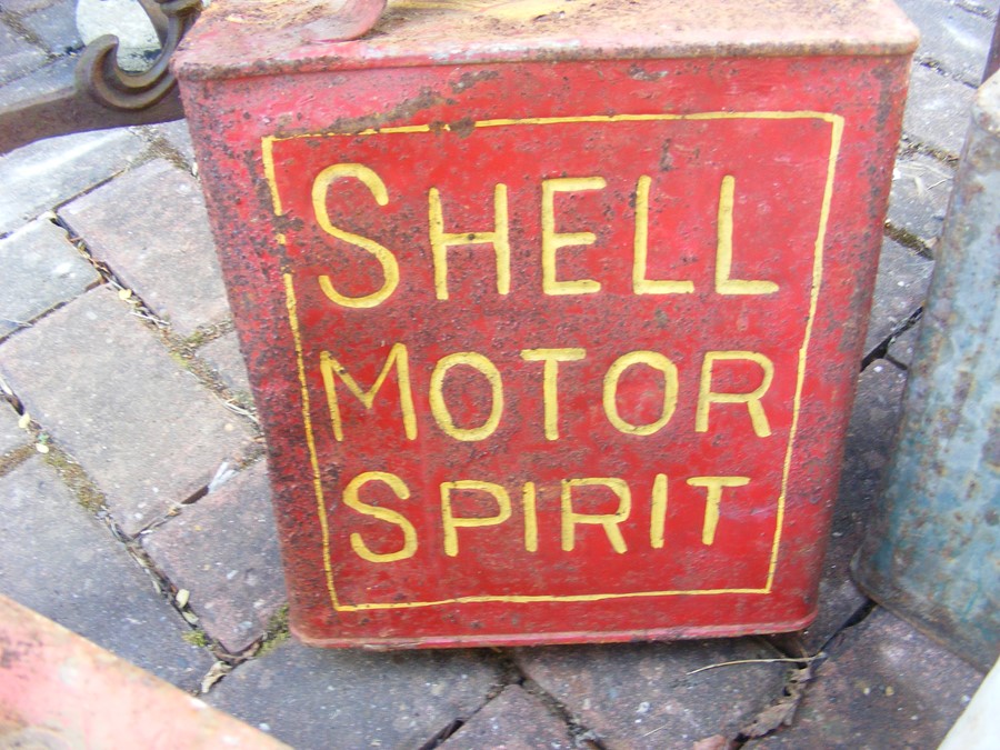 A selection of vintage Shell and other petrol cans - Image 7 of 33