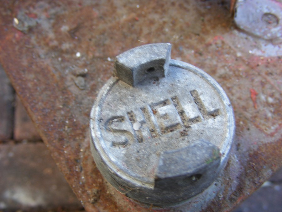 A selection of vintage Shell and other petrol cans - Image 16 of 33