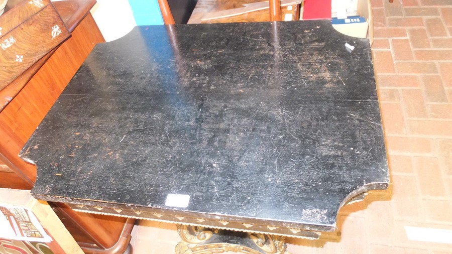 A gilt and black painted centre table on tripod ba - Image 3 of 12