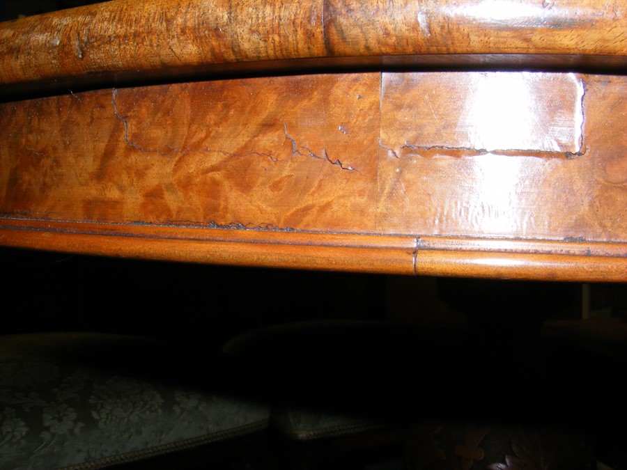 A 19th century circular walnut dining table - Image 4 of 8