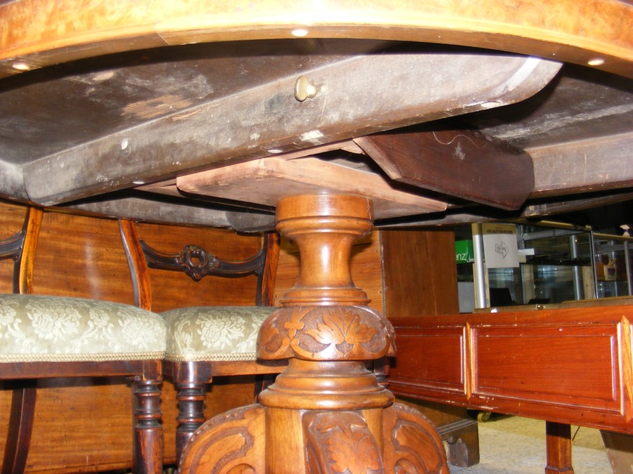 A 19th century circular walnut dining table - Image 7 of 8