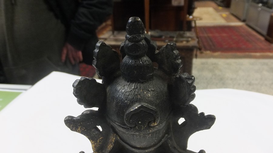 An antique gilt bronze buddha - 29cms high - Image 15 of 17