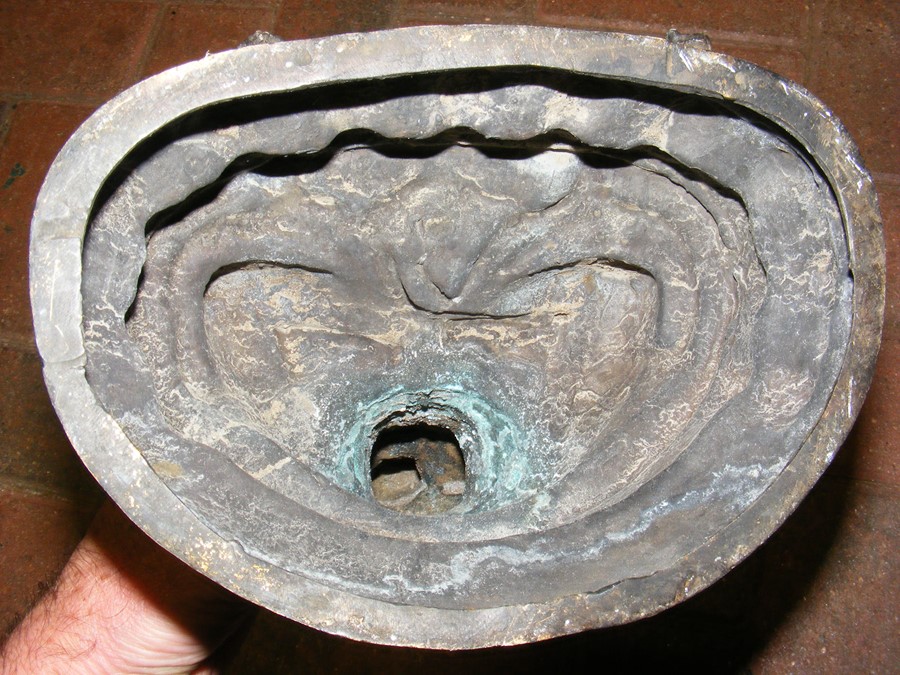 An antique gilt bronze buddha - 29cms high - Image 4 of 17