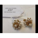 A pair of ladies pearl clip-on earrings in 10ct go