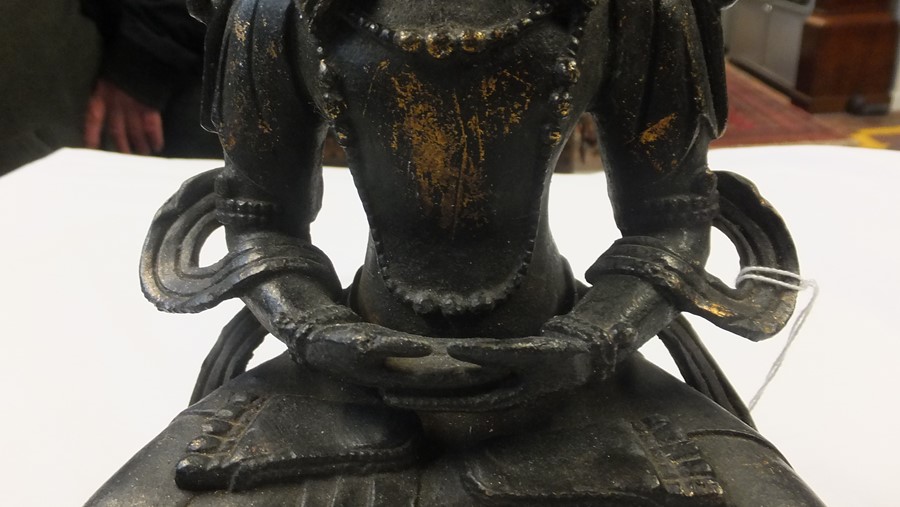An antique gilt bronze buddha - 29cms high - Image 14 of 17