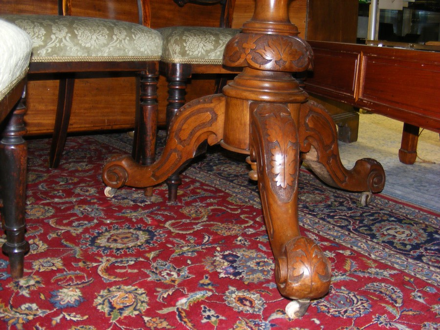 A 19th century circular walnut dining table - Image 6 of 8