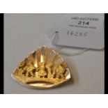 An unusual ladies gold brooch/pendant - 9 grams