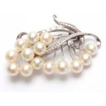 A STYLISH 14CT WHITE GOLD AND PEARL SET BROOCH - hallmarked 14ct 5.5cm wide