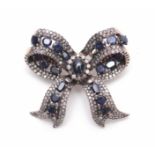 A LARGE YELLOW AND WHITE GOLD SET SAPPHIRE RIBBON-TIED BROOCH with oval flowerhead setting