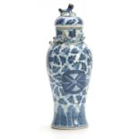 AN 18TH/19TH CENTURY BLUE AND WHITE CHINESE SLENDER BALUSTER VASE AND COVER WITH DOG OF FO FINIAL