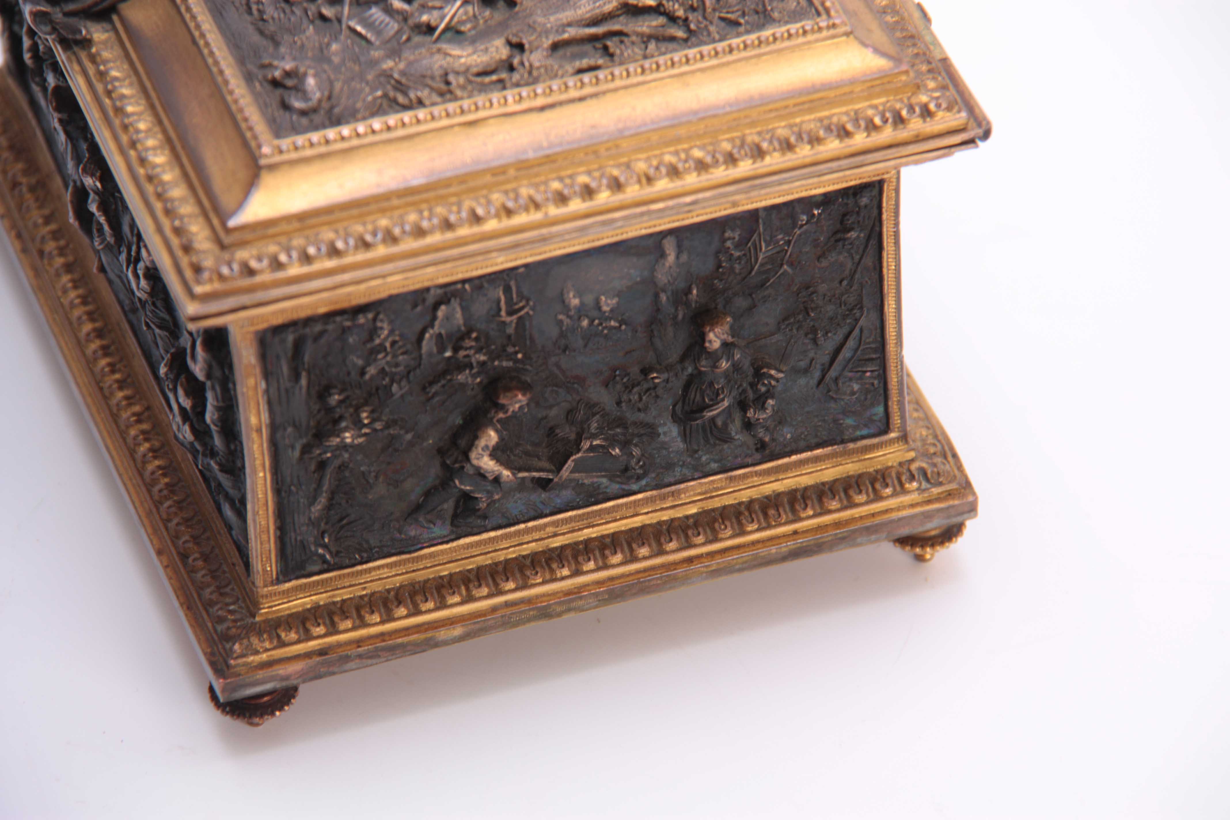 A LATE 19TH CENTURY CONTINENTAL GILT BRASS JEWELLERY CASKET set with cast bronzed figural panels - Image 5 of 9