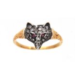 A FINE YELLOW GOLD AND JEWELLED FOXES HEAD RING