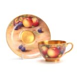 AN EARLY 20TH CENTURY ROYAL WORCESTER FRUIT CABINET CUP AND SAUCER decorated with ripe peaches and