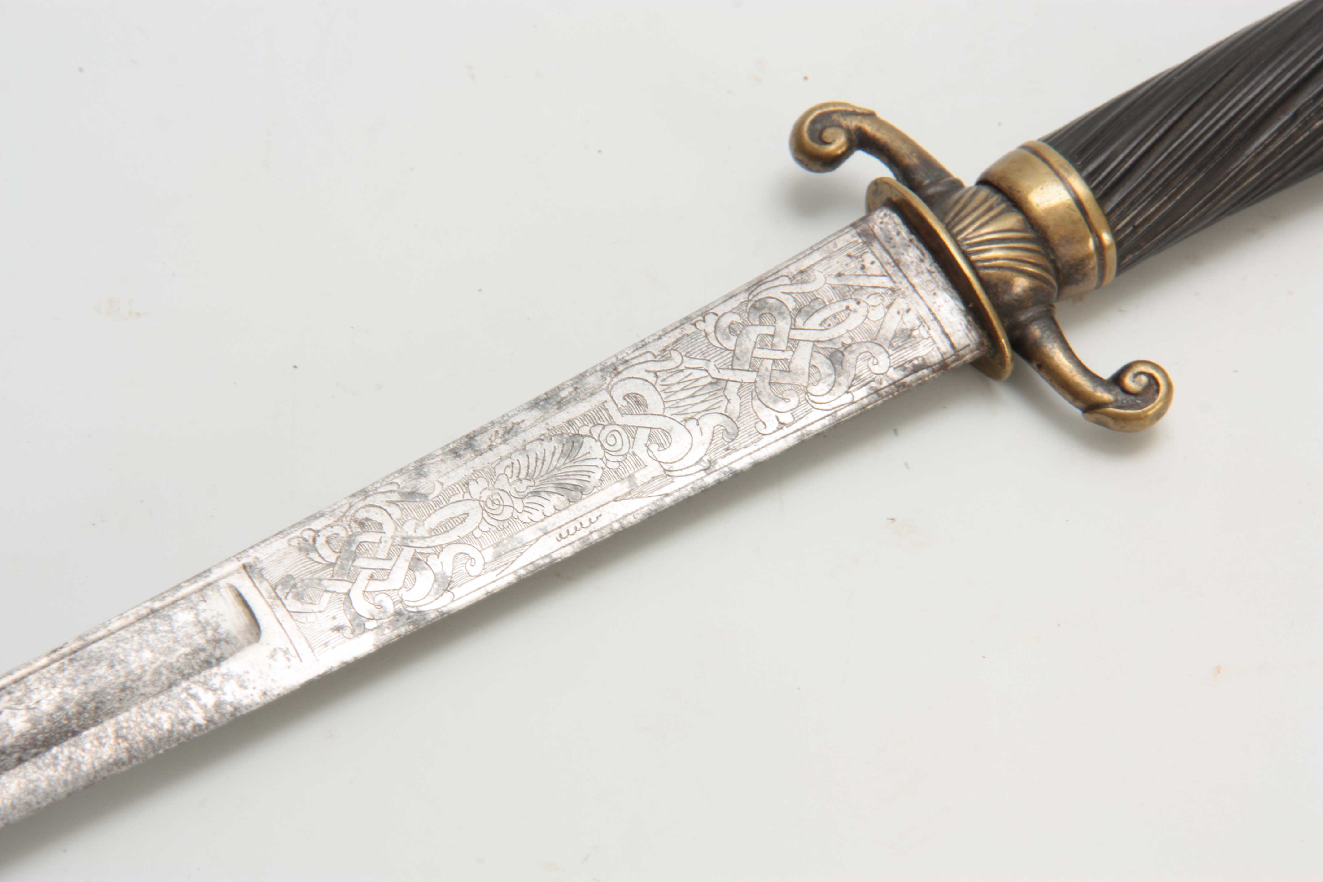 A MID 18th CENTURY FRENCH HANGER SWORD having a twisted fluted ebony grip with brass quillon on a - Image 2 of 3