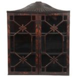 A LATE GEORGE III CHINESE CHIPPENDALE STYLE CHINOISERIE LACQUERED HANGING DISPLAY CABINET with