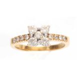 AN 18CT GOLD AND DIAMOND SET DAISY FLOWERHEAD RING - hallmarked 18ct