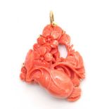 A LARGE FLOWERHEAD AND LEAF SPRAY CORAL PENDANT with 18ct hallmarked yellow gold mount 4.5cm high