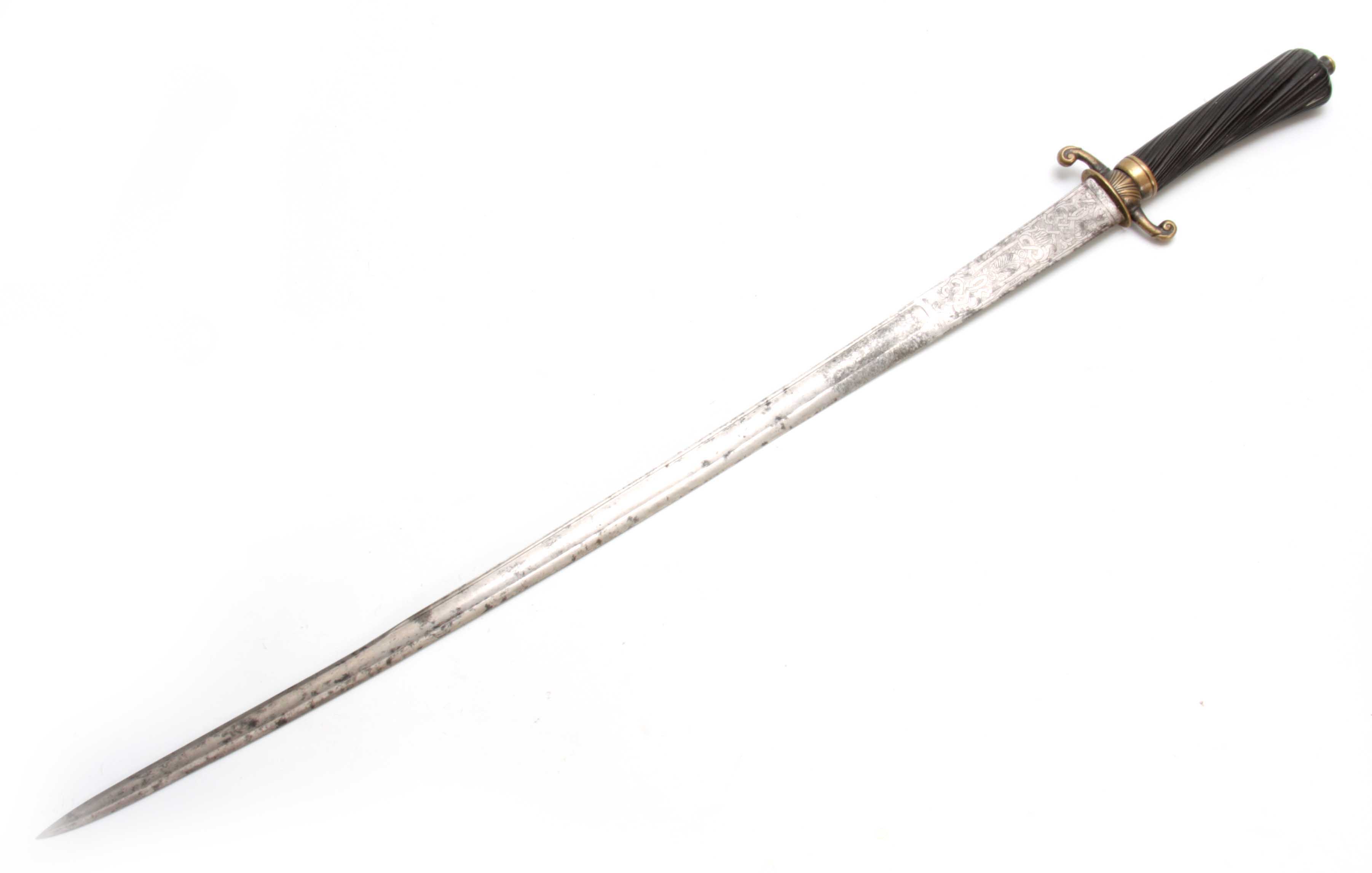 A MID 18th CENTURY FRENCH HANGER SWORD having a twisted fluted ebony grip with brass quillon on a