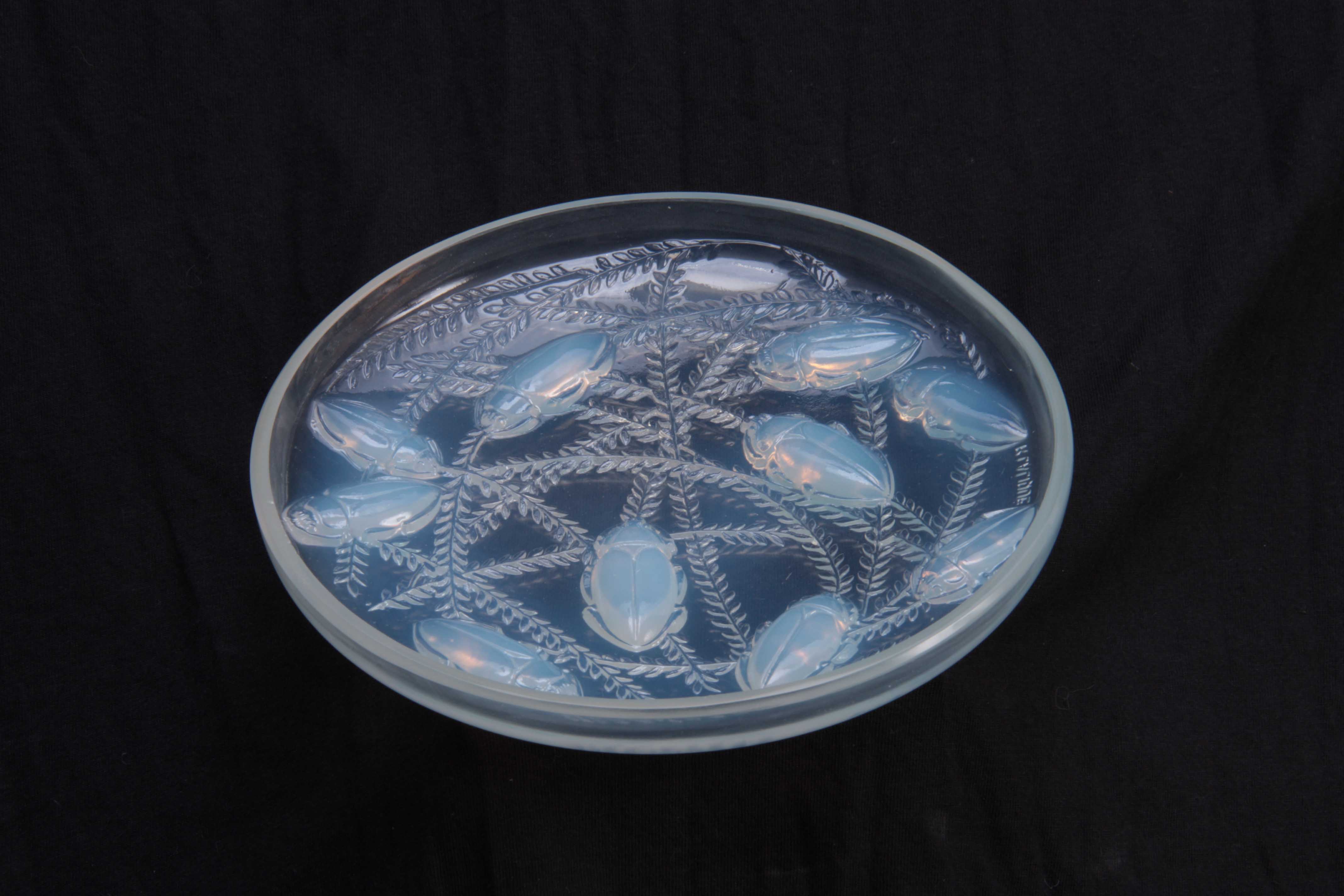 R LALIQUE AN EARLY 20TH CENTURY OPALESCENT SHALLOW BOWL AND COVER 'CLEONES' of SCARABEES the - Image 2 of 3