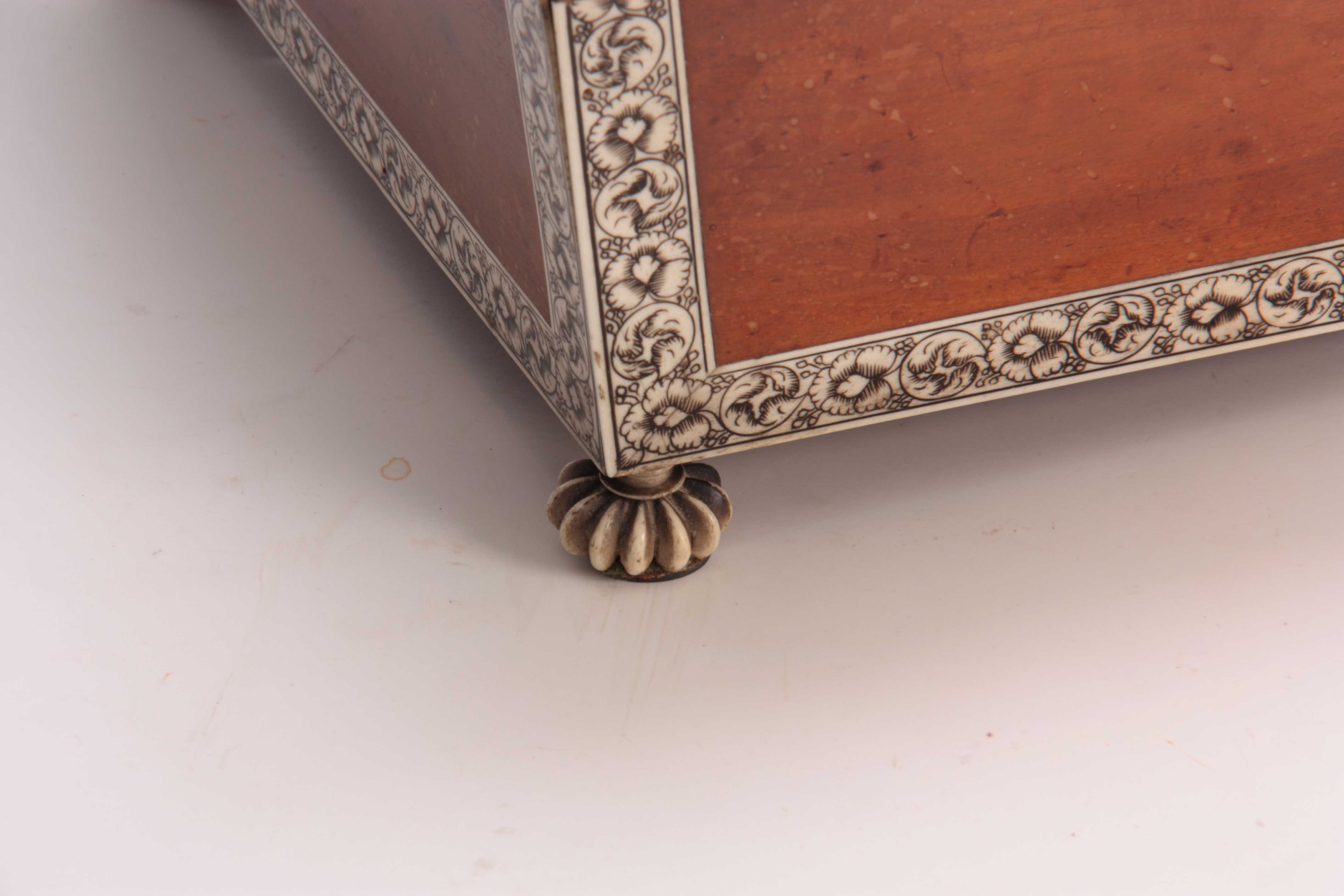 A FINE 19TH CENTURY VIZAGAPATAM ANGLO INDIAN IVORY AND SANDALWOOD JEWELLERY CASKET with gadrooned - Image 4 of 6