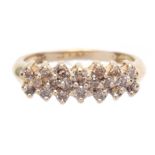 A 14CT GOLD AND DIAMOND CLUSTER RING.