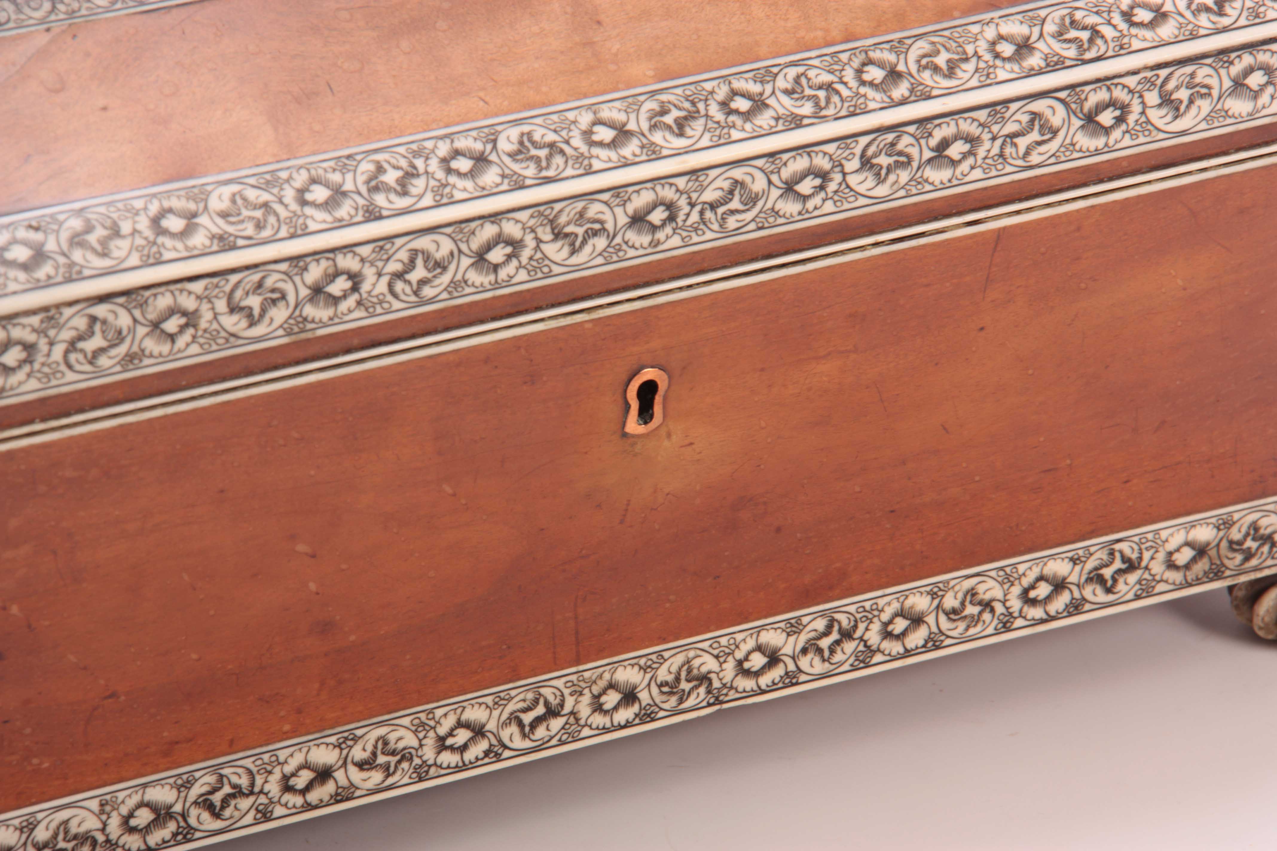 A FINE 19TH CENTURY VIZAGAPATAM ANGLO INDIAN IVORY AND SANDALWOOD JEWELLERY CASKET with gadrooned - Image 2 of 6